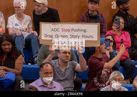 NEW YORK, NEW YORK - MAI 26 : les membres de l'audience tiennent des pancartes aux États-Unis Réunion de la représentante d'Alexandrie Ocasio-Cortez à l'Académie des arts et des sciences de Corona sur 26 mai 2023, dans le quartier Queens de New York. Crédit : Ron Adar/Alay Live News Banque D'Images