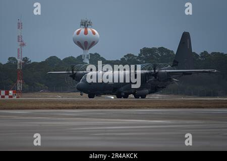 Un navire de tir AC-130J Ghostrider se prépare à décoller à Hurlburt Field, en Floride, le 1 février 2023. L'AC-130J Ghostrider Gunship comprend un équipage de neuf pilotes, dont un opérateur de systèmes d'armes, un opérateur de capteurs, un officier de systèmes de combat et quatre aviateurs de missions spéciales. Banque D'Images