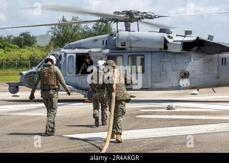 BASE NAVALE GUAM, Santa Rita, Guam (le 14 février 2023) les marins du bataillon de manutention du fret de la Marine, sous la direction du commandant de la Force opérationnelle 75 et des Marines de l'escadron de soutien de l'escadre Marine 171, effectuent une évolution du point d'armement et de ravitaillement (FARP) pendant le COPE North 2023 à la base navale de Guam, le 14 février. 2023. L'événement multilatéral de formation rassemble environ 1 000 États-Unis Des aviateurs, des Marines et des marins aux côtés de 1 000 membres combinés de la Japan Air Self-Defense Force, de la Royal Australian Air Force et de la French Air and Space Force. Des exercices comme Cope North améliorent l'interopérabilité entre les multipl Banque D'Images