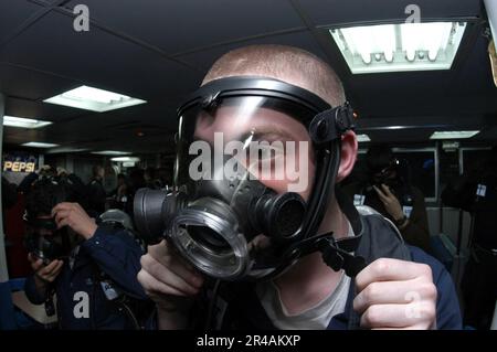 Technicien DU système de turbine à gaz DE la marine AMÉRICAINE Banque D'Images