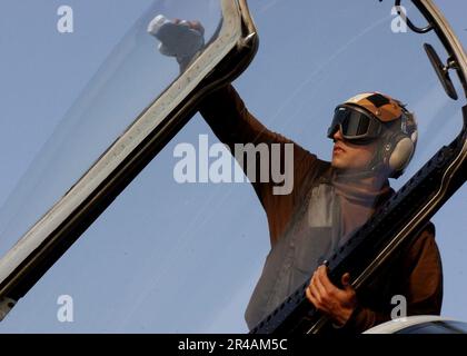 US Navy Un capitaine d'avion nettoie la canopée d'un F-A-18C Hornet Banque D'Images