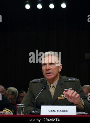 LE commandant DE la Marine AMÉRICAINE, le général Michael W. Hagee, répond aux questions des membres du Comité des services armés du Sénat lorsqu'il témoigne au cours des audiences de posture pour la demande d'autorisation de défense Banque D'Images