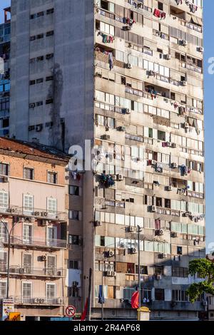 Immeuble d'appartements en bord de mer à Luanda, Angola Banque D'Images