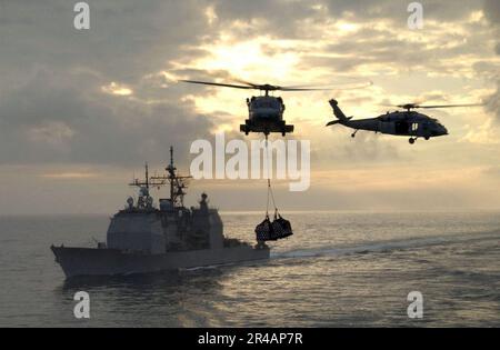 MARINE DES ÉTATS-UNIS MH-60 matériel de transport des Seahawks provenant du navire de soutien de combat rapide du Commandement militaire de Seallift (SMC) USNS Arctic (T-AOE 8) Banque D'Images