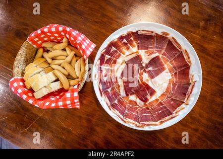 Vue de dessus des viandes séchées et des tranches de pain sur la table en bois Banque D'Images