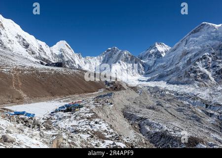 RANDONNÉE DU CAMP DE BASE DE L'EVEREST/NÉPAL - 31 OCTOBRE 2015 : établissement de Gorakshep près du camp de base de l'Everest, entouré de montagnes enneigées et couvertes de glace. Banque D'Images