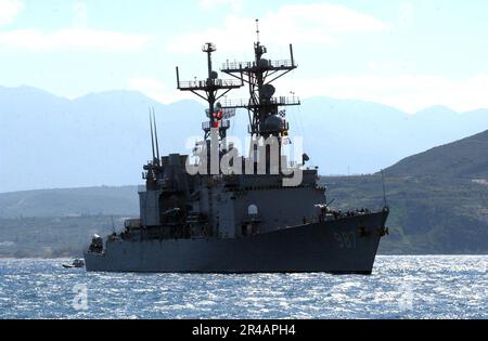 US Navy le destroyer de la classe Spruance USS O'Bannon (DD 987) s'approche de l'embarcadère dans le port de Souda pour une visite programmée du port Banque D'Images