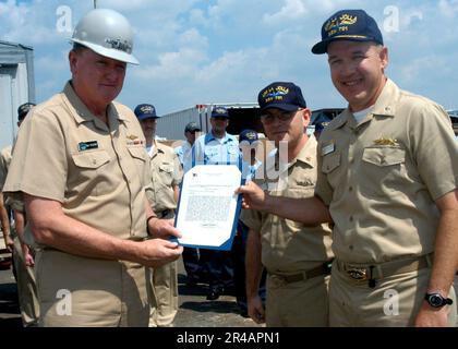 COMMANDANT DE la Marine AMÉRICAINE, sous-marine Force américaine Paul Sullivan, à gauche, sous la flotte du Pacifique, présente la mention élogieuse de l'unité méritoire au commandant de l'USS la Jolla (SSN 701), Cmdr. Brian Howes Banque D'Images