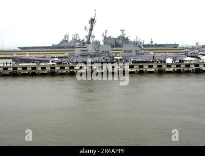 US Navy Vue sur les États-Unis Le tout nouveau destroyer de missile guidé de la Marine USS Nitze (DDG 94) lors de sa cérémonie de mise en service tenue à bord de la Station navale de Norfolk, Virginie Banque D'Images