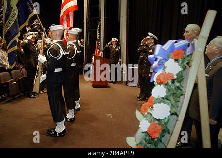 US NAVY A U.S. La garde de couleur de la Marine présente les couleurs lors d'une cérémonie en l'honneur du 90th anniversaire de la Réserve navale Banque D'Images