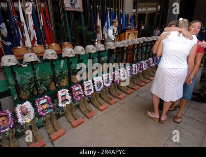 LES MEMBRES DE LA famille DE la Marine AMÉRICAINE se console avant une formation cérémoniale des États-Unis Matériel d'infanterie du corps marin pendant le premier Bataillon, service commémoratif du troisième Marine à la BU du Capitole de l'État d'Hawaï Banque D'Images