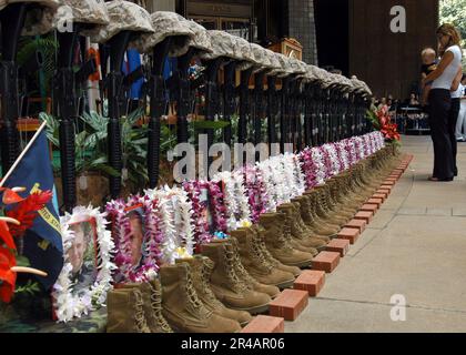 US Navy Un membre de la famille se reflète devant une formation cérémonielle des États-Unis Matériel d'infanterie de corps de marine pendant le Premier Bataillon, Third Marine's Memorial Service au Capitole de l'État d'Hawaï Banque D'Images