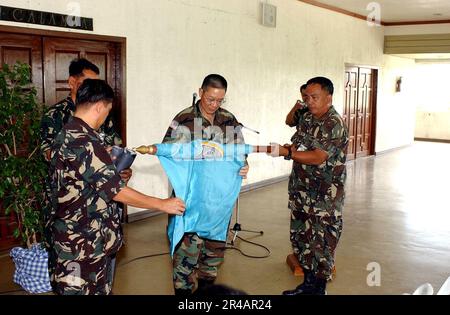 US NAVY 050309-A-0000V-002 U.S. Commandant adjoint de l'armée du Pacifique, général de division Stephen Tom, centre, et chef d'état-major adjoint des plans et programmes, général de division Romeo Alamillo, à droite, furl l'exercice Balikatan 2005 couleurs en préparation. Banque D'Images