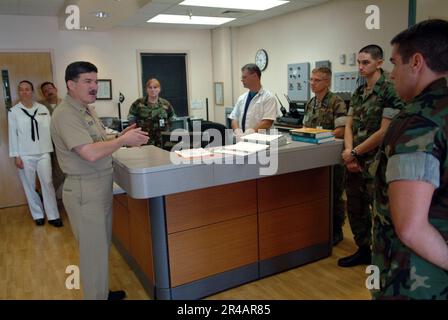 TERRY Scott, maître en chef de la Marine AMÉRICAINE, parle à un groupe de correspondants de l'hôpital qui se trouvent dans la salle d'urgence aux États-Unis Hôpital naval de Guantanamo Bay, Cuba. Banque D'Images