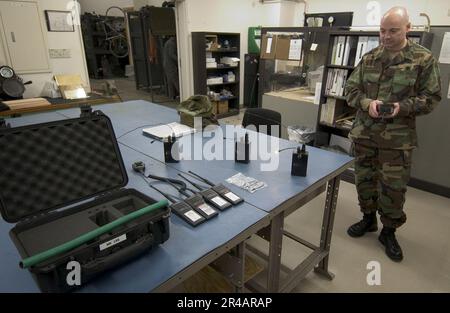 UNITÉ mobile d'élimination des explosifs DE la Marine AMÉRICAINE 5 (EOD MU5) membre de l'équipe, le chef de vaisseau de Boatswain teste les dispositifs de détonation commandés par radio. Banque D'Images