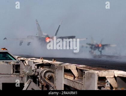 MARINE DES ÉTATS-UNIS deux F-A-18C Hornets, affectés à l'escadron de combat Bulls of Strike, trois-sept (VFA-37), sont lancés simultanément à partir du pont de vol pendant les opérations de vol. Banque D'Images