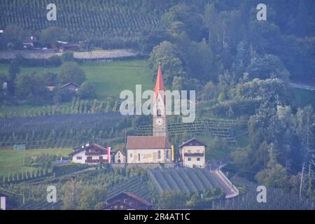 C'est une image étonnante d'une église pittoresque située dans la belle région du Tyrol du Sud en Italie Banque D'Images