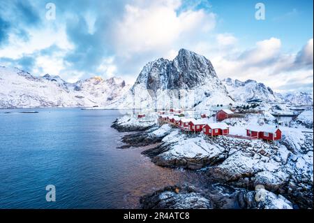 Une vue panoramique d'une petite ville parmi de hautes montagnes enneigées dans les îles Lofoten, Nordland, Norvège Banque D'Images