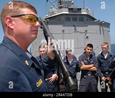 Le compagnon du Chef DE la Marine AMÉRICAINE Gunner démontre les différentes conditions de préparation pour le fusil de chasse de 12 calibre Mossberg utilisé à bord de la frégate de missile guidée USS Gary (FFG 51). Banque D'Images