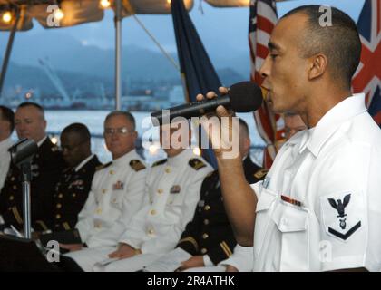 LA classe 3rd DU musicien DE la Marine AMÉRICAINE chante un hymne au service du lever du soleil de Pâques à bord du cuirassé USS Missouri (BB 63). Banque D'Images