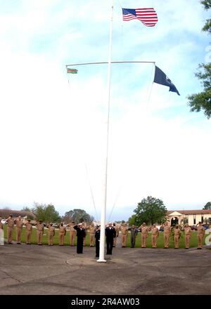 LES officiers de Petty en chef DE la Marine AMÉRICAINE rendent hommage au drapeau américain pendant les couleurs pour commémorer la date à laquelle le taux de Petty Officer en chef a effectivement été établi. Banque D'Images