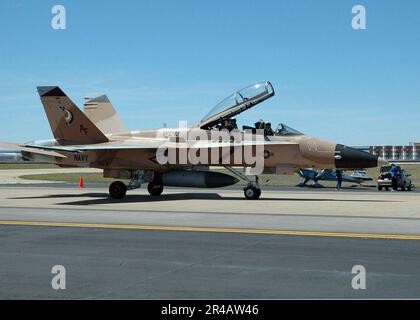 LES hommes de l'équipage DE l'US Navy Aircrew se débranle du poste de pilotage de leur F-A-18B Hornet. Banque D'Images