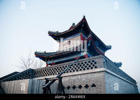 Un mur traditionnel chinois et des ruines de forteresse ornées de sculptures et d'embellissements complexes Banque D'Images