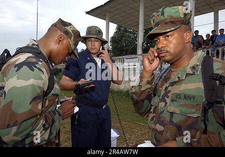 CMDR. LT. MARINE US Droite, technicien du système d'information 1st, centre de classe et lieutenant, effectuer une vérification des communications Banque D'Images