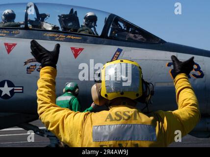 LA classe Mate 1st DE LA MARINE AMÉRICAINE dirige un F-14D Tomcat, affecté au Black Lions of Fighter Squadron deux un trois (VF-213) Banque D'Images