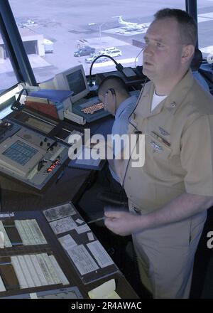 LE contrôleur de la circulation aérienne EN chef DE LA Marine AMÉRICAINE observe les avions lorsqu'il les débarque et les débarque dans la tour de contrôle à bord de la Naval Air Station North Island, en Californie. Banque D'Images