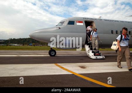 US Navy Volunteer professionnels de la santé avec les États-Unis Le personnel de la marine destiné au navire-hôpital USNS Mercy (T-AH 19) du Commandement militaire du Seallift (MSC) débarque de l'Armée de l'Air de la République de Singapour (RSAF) pour. Banque D'Images