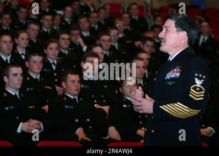 TERRY Scott, maître en chef de la Marine AMÉRICAINE (MCPON), parle à un groupe de plus de 200 étudiants du corps de formation des officiers de la Réserve navale (ROTC) de la région de Boston au Massachusetts Institute of Techno. Banque D'Images