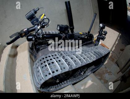 US Navy l'unité robot talon 3B monte un escalier à la recherche d'explosifs lors d'une mission d'entraînement dans un champ d'entraînement de Bahreïn. Banque D'Images