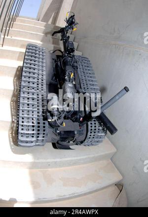 US Navy l'unité robot talon 3B monte un escalier à la recherche d'explosifs lors d'une mission d'entraînement dans un champ d'entraînement de Bahreïn. Banque D'Images