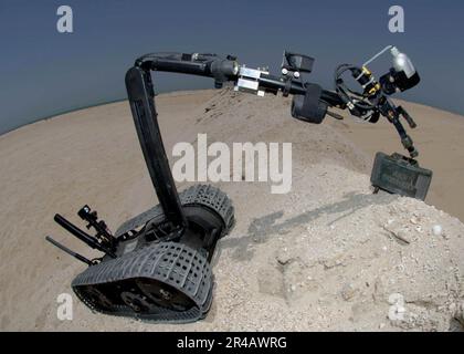 MARINE AMÉRICAINE le robot talon 3B enlève une mine de terre de claymore d'une dune de sable dans un champ d'entraînement de Bahreïn pendant une mission d'entraînement. Banque D'Images