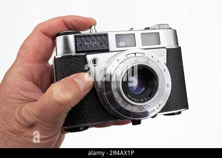 Ancien appareil photo rétro vintage utilisé pour la photographie amateur avec un fond blanc Banque D'Images