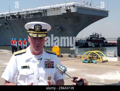 Le commandant DE la Marine AMÉRICAINE, deuxième flotte-OTAN la flotte en grève Atlantique, le vice-SMA Mark P. Fitzgerald répond aux questions des médias locaux. Banque D'Images