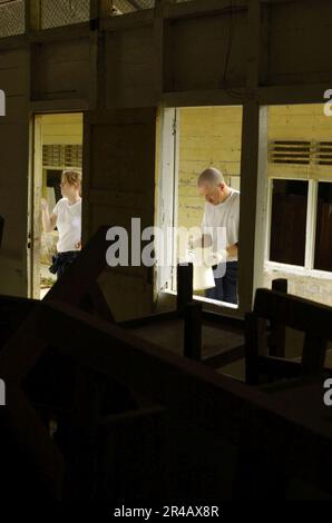 CMDR. LT. MARINE US La classe Right et Master-at-Arms 2nd aident à rénover une maison d'école située derrière l'hôpital Gunung Sitoli pendant un projet de relations communautaires. Banque D'Images