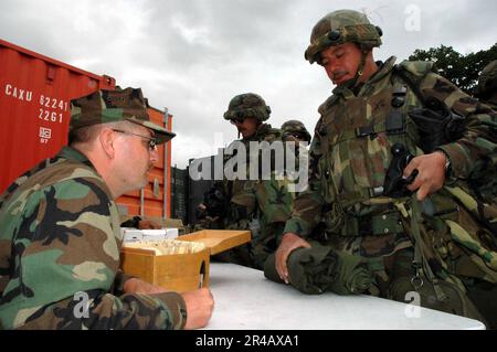 US Navy Builder 1st Class affecté au bataillon de construction mobile navale Two Five (NMCB-25) passe en équipement chimique, biologique et radiologique (CBR) à la classe Storekeeper 3rd Banque D'Images