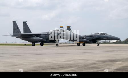 Les pygargues F-15E affectés à l'escadron de chasse 336th arrivent à la base aérienne de Kadena, au Japon, en 8 avril 2023. Les aigles de grève sont arrivés de la base aérienne Seymour Johnson, en Caroline du Nord, pour assurer la présence continue des chasseurs par le retour progressif de la flotte d’aigles F-15C/D de Kadena aux États-Unis. Banque D'Images