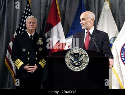 LE secrétaire à la sécurité intérieure DE la Marine AMÉRICAINE Michael Chertoff s'entretient avec les médias locaux du Colorado lors de sa visite au quartier général du Commandement du Nord des États-Unis, à la base aérienne Peterson. Banque D'Images