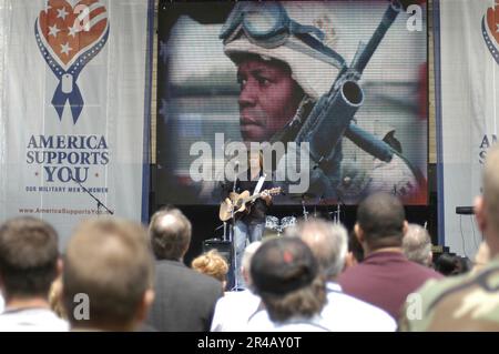 CRAIG Morgan, artiste de musique country DE LA MARINE AMÉRICAINE, aide à lancer la série de concerts America vous salue au Pentagone en chantant une chanson dédiée aux hommes et aux femmes des forces armées. Banque D'Images