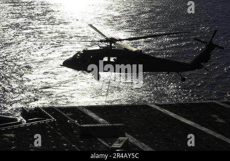 US Navy un MH-60s Seahawk attaché au « Indians » de l'escadron anti-sous-marin de l'hélicoptère six (HS-6) dépose des cargaisons sur le pont de vol à bord du porte-avions à propulsion nucléaire USS Nimitz (CVN. Banque D'Images