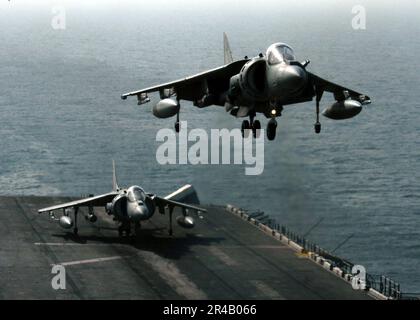 US NAVY A U.S. Marine corps AV-8B Harrier effectue un atterrissage vertical sur le pont de vol à bord du navire d'assaut amphibie USS Kearsarge (LHD 3). Banque D'Images