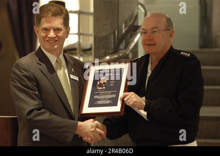 PRÉSIDENT et chef de la direction de LA Marine AMÉRICAINE La Navy Memorial Foundation, Retired Rear ADM. Richard A. Buchanan, présente le chef des opérations navales, l'ADM. Vern Clark, une copie encadrée de ses États-Unis Bleu marine L. Banque D'Images