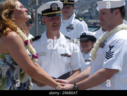 US Navy Engineman 1st Class affecté au navire d'atterrissage à quai USS Rushmore (LSD 47), tient les mains de sa femme Banque D'Images