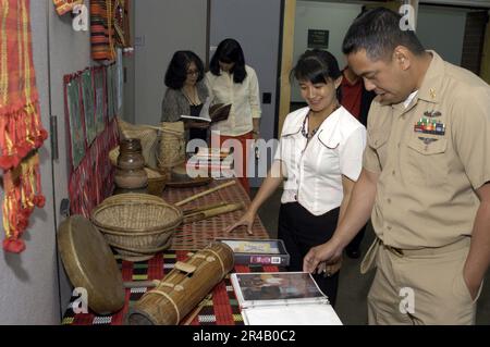 Le chef de l'électricien DE la Marine AMÉRICAINE, affecté à la base navale d'Everett, étudie une exposition de photos et d'objets de la tribu Kalinga, de l'île de Luzon aux Philippines. Banque D'Images