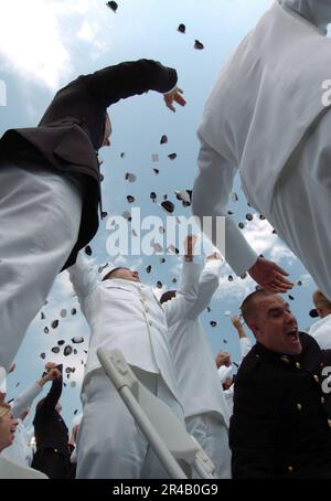 LES officiers nouvellement commissionnés DE LA Marine AMÉRICAINE célèbrent leurs nouveaux postes en lançant leurs couvercles de midshipmen dans les airs en tant que partie des États-Unis Classe de l'Académie navale de remise des diplômes de 2005 et cérémonie de mise en service. Banque D'Images