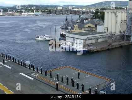 MARINS DE LA Marine AMÉRICAINE stationnés à bord du navire d'assaut amphibie USS Saipan (LHA 2) MAN-rails. Banque D'Images