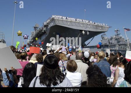 LES familles et amis de la Marine AMÉRICAINE attendent patiemment alors que le navire d'assaut amphibie USS Bonhomme Richard (LHD 6) se prépare à amarrer à la base navale de San Diego. Banque D'Images